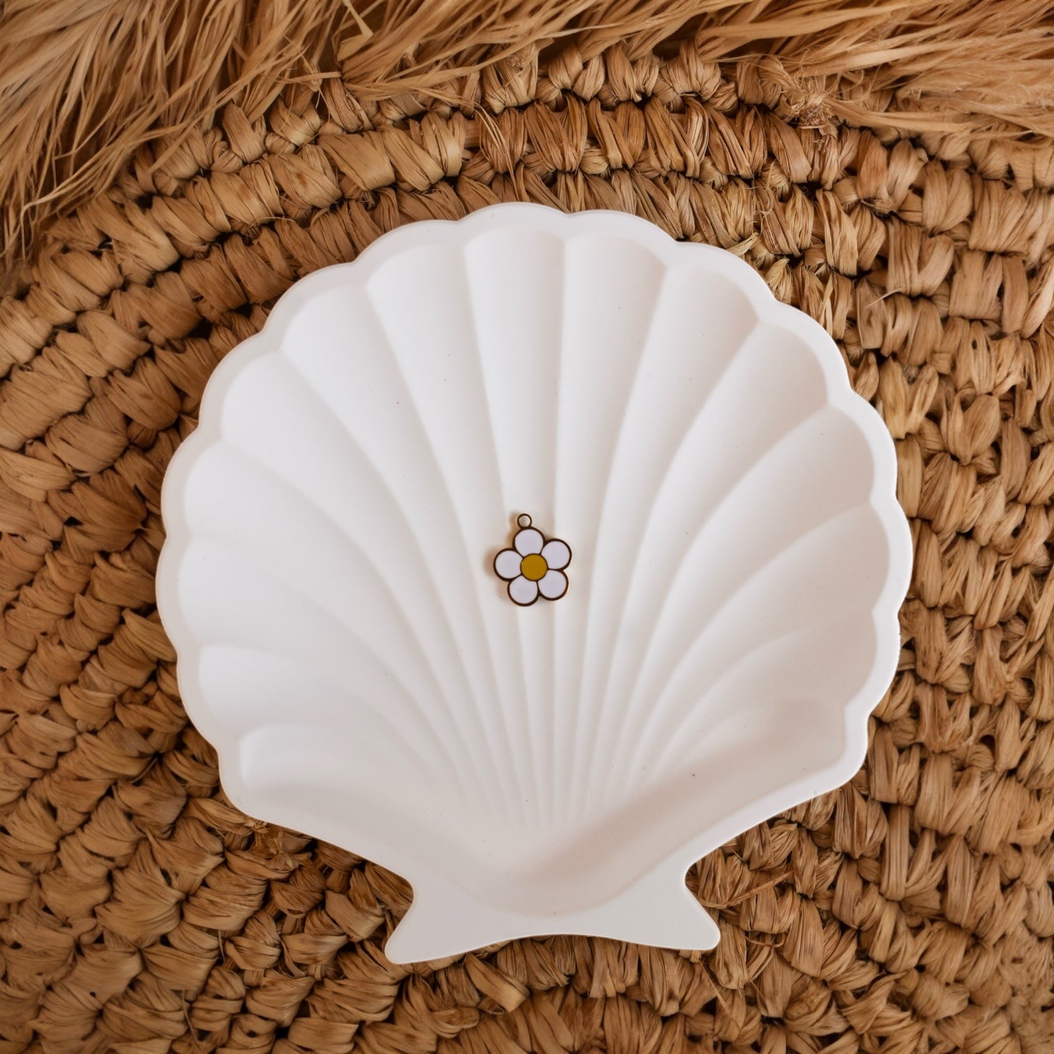 Grigri fleur blanche rétro